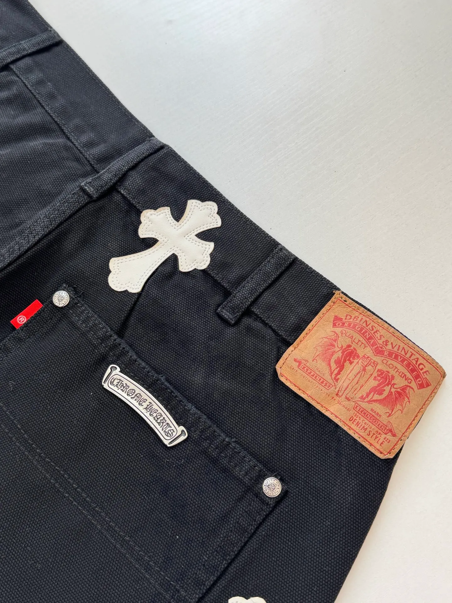 P670 Chrome Heart*/Chrome Heart CH leather work jeans are made of twill high-ounce washed denim fabric, exclusive ch-specific logging overalls pattern (not Levi's Vintage) custom-woven and dyed fabric, and the two-color cross is cowhide + sheepskin (all leather imported from Italy is custom-dyed separately, with consistent texture and no color difference). The stitch length, thread color, and wiring of the car are exactly the same. The inner lining is jacquard, with embroidery on the waist, 925 silver hardware, and heavy-duty washing and manual polishing.  Size: 32/34/36/38